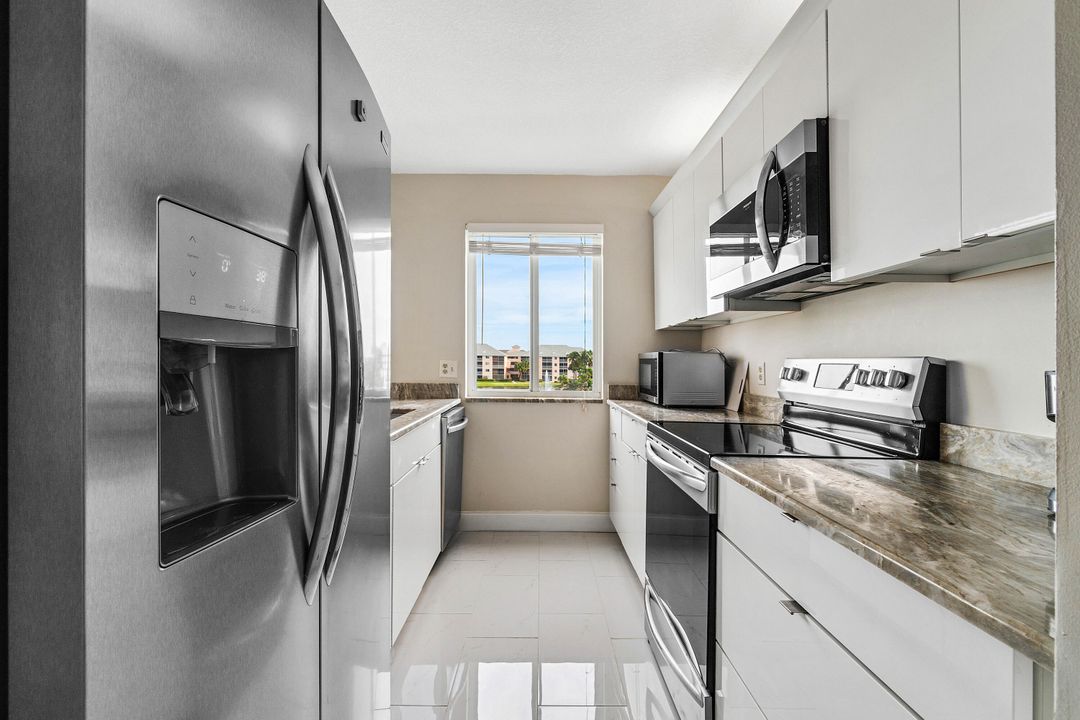 Active With Contract: $1,975 (1 beds, 1 baths, 821 Square Feet)