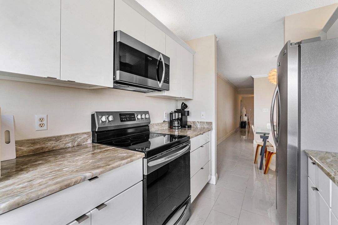 Active With Contract: $1,975 (1 beds, 1 baths, 821 Square Feet)