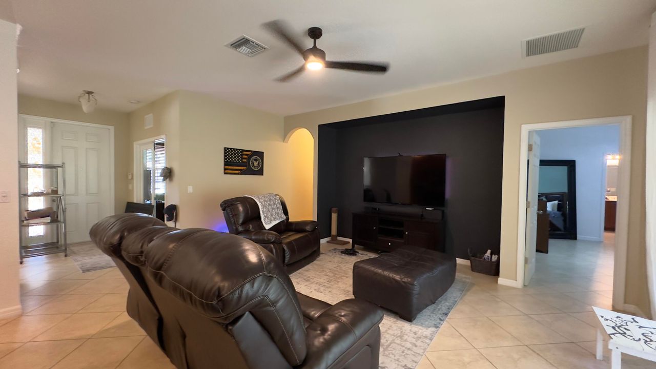 Active With Contract: $3,195 (3 beds, 2 baths, 1994 Square Feet)