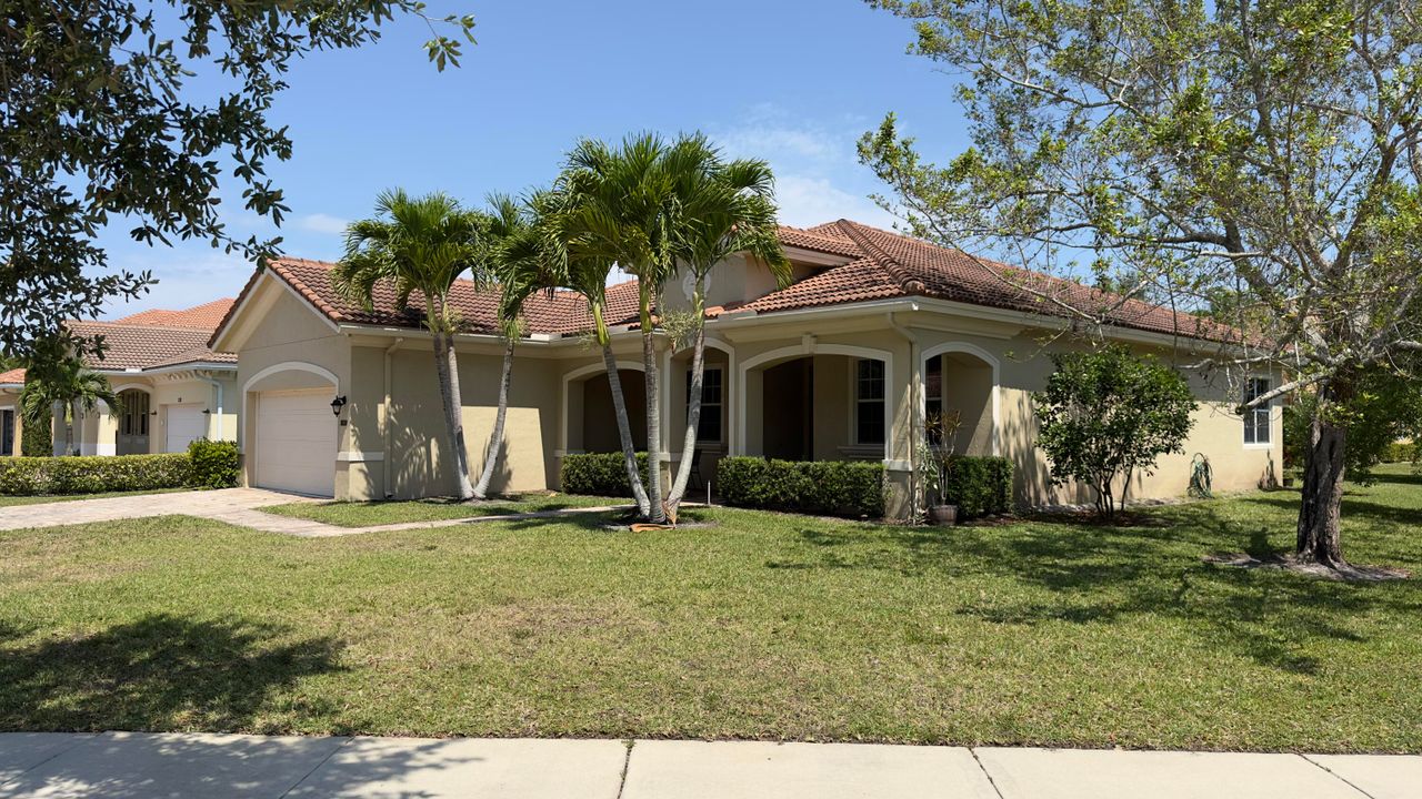 Active With Contract: $3,195 (3 beds, 2 baths, 1994 Square Feet)