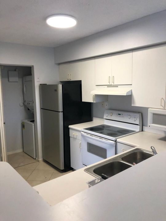 Active With Contract: $1,750 (1 beds, 1 baths, 702 Square Feet)