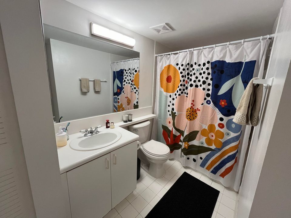 Active With Contract: $1,750 (1 beds, 1 baths, 702 Square Feet)