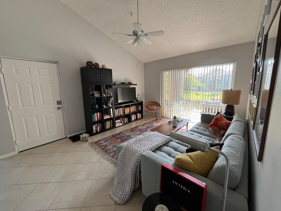 Active With Contract: $1,750 (1 beds, 1 baths, 702 Square Feet)