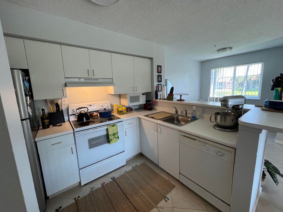 Active With Contract: $1,750 (1 beds, 1 baths, 702 Square Feet)