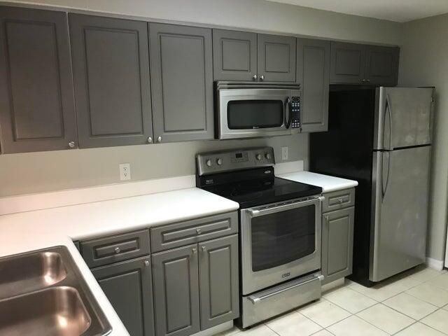 Active With Contract: $1,850 (1 beds, 1 baths, 819 Square Feet)