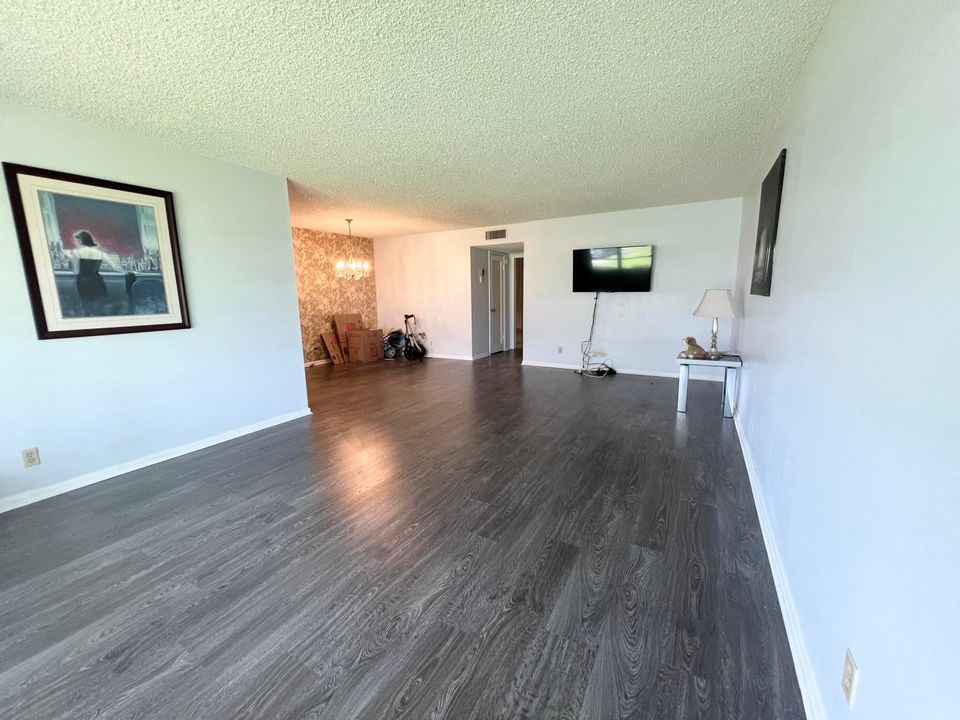 Active With Contract: $109,000 (1 beds, 1 baths, 880 Square Feet)