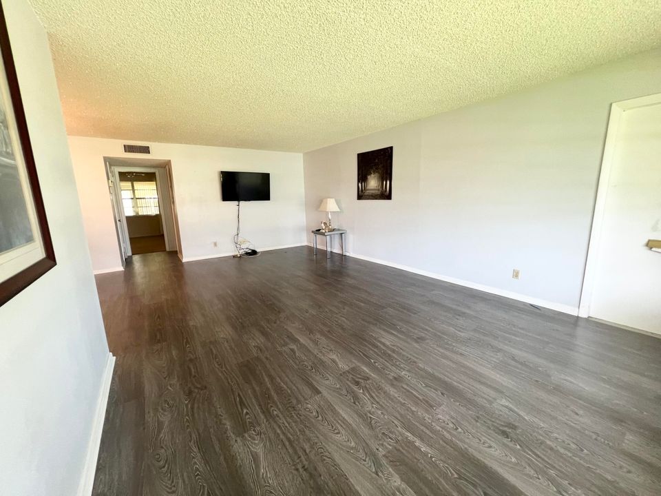 Active With Contract: $109,000 (1 beds, 1 baths, 880 Square Feet)