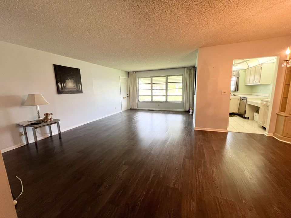 For Sale: $109,000 (1 beds, 1 baths, 880 Square Feet)