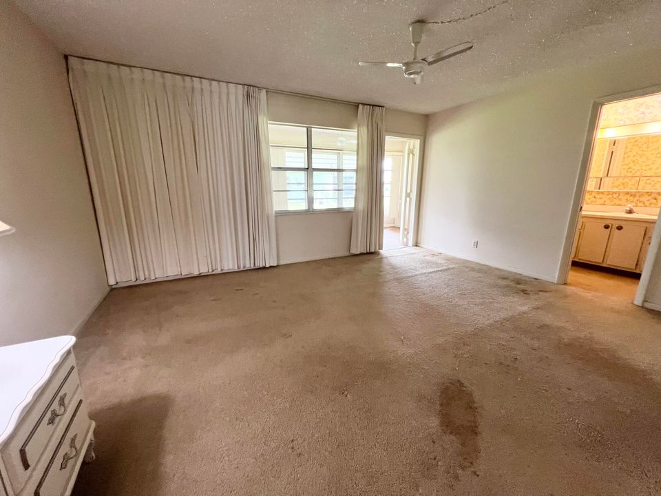 For Sale: $109,000 (1 beds, 1 baths, 880 Square Feet)