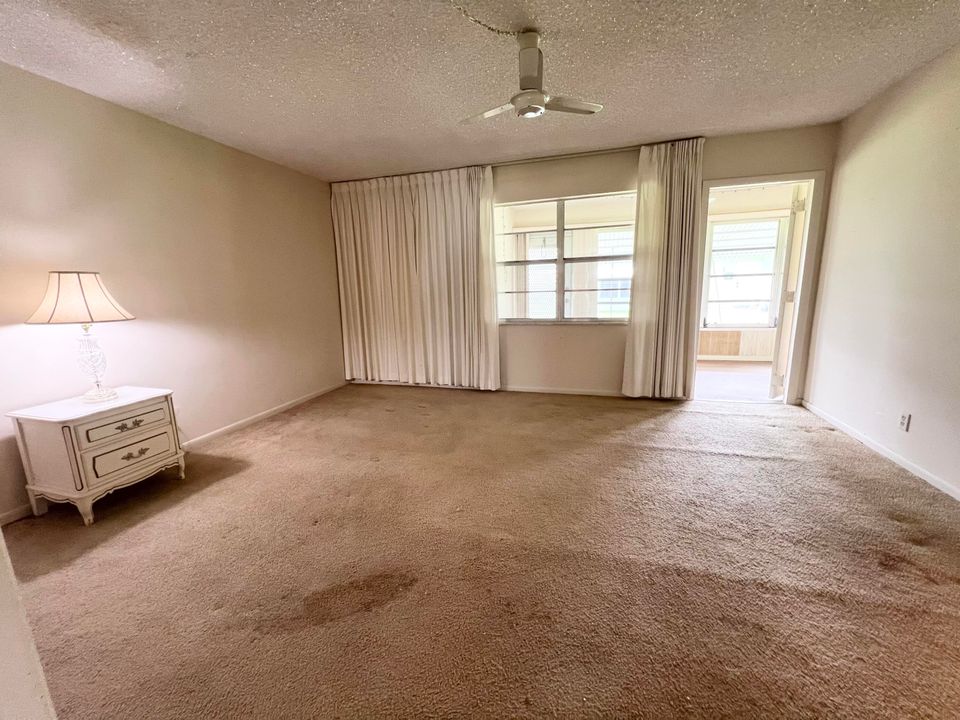 For Sale: $109,000 (1 beds, 1 baths, 880 Square Feet)