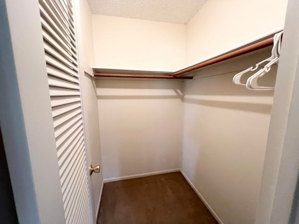 Active With Contract: $109,000 (1 beds, 1 baths, 880 Square Feet)