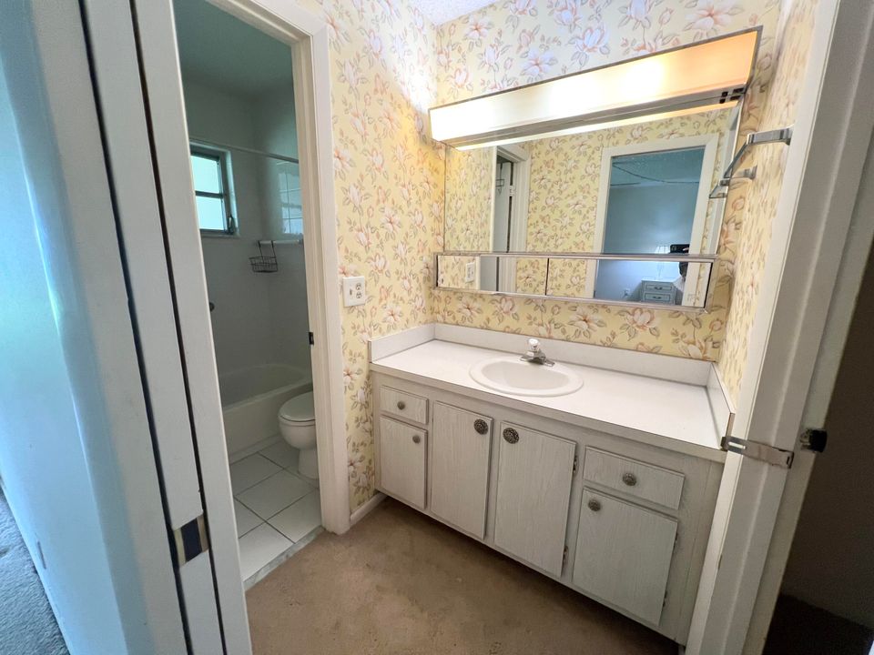 Active With Contract: $109,000 (1 beds, 1 baths, 880 Square Feet)