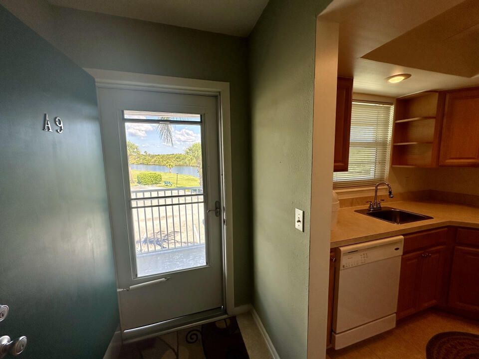 For Sale: $284,000 (2 beds, 2 baths, 1000 Square Feet)