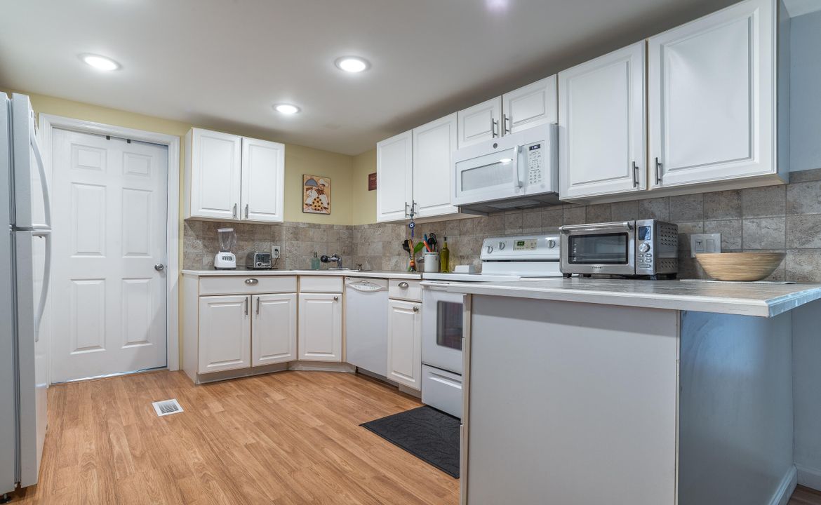 For Sale: $160,000 (2 beds, 2 baths, 818 Square Feet)