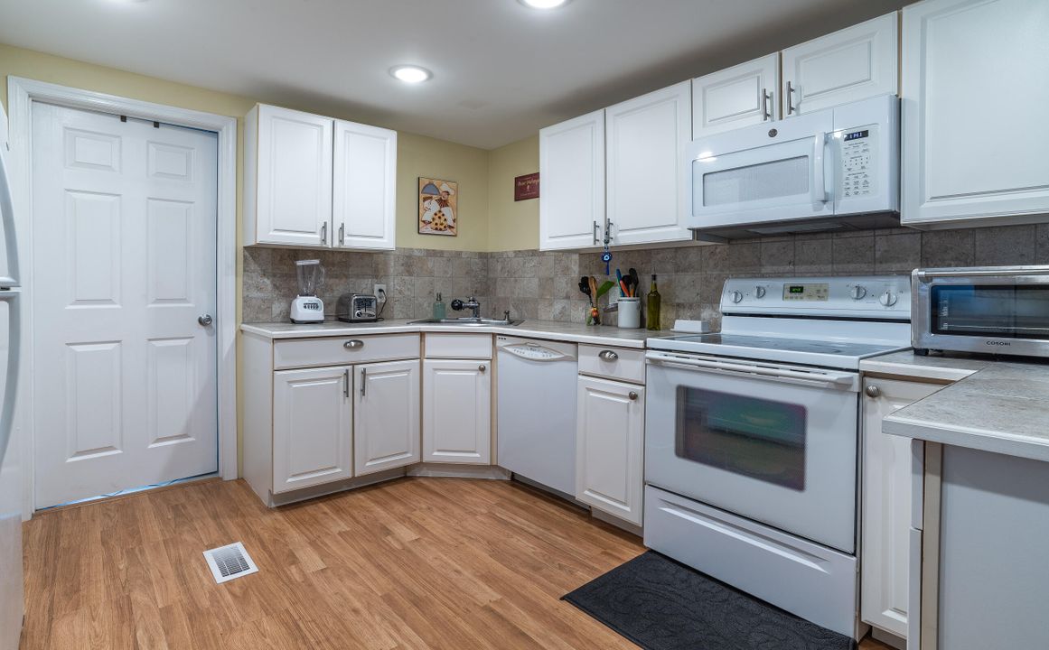 For Sale: $165,000 (2 beds, 2 baths, 818 Square Feet)