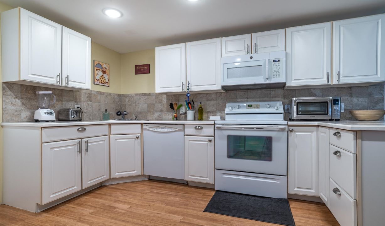 For Sale: $165,000 (2 beds, 2 baths, 818 Square Feet)