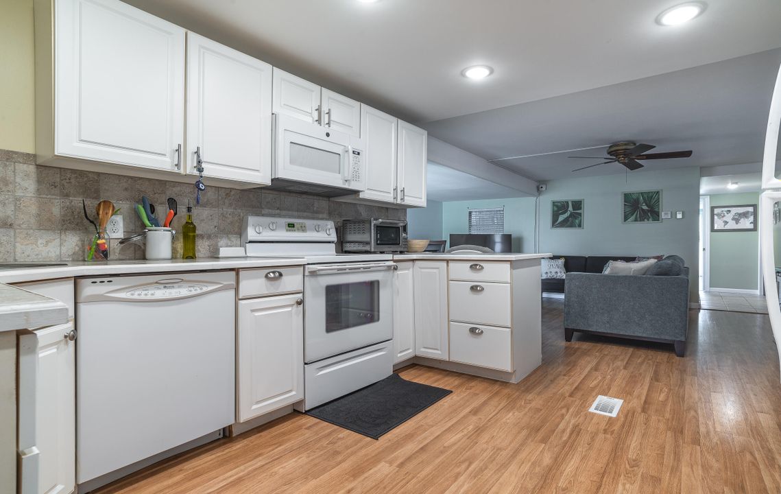 For Sale: $160,000 (2 beds, 2 baths, 818 Square Feet)