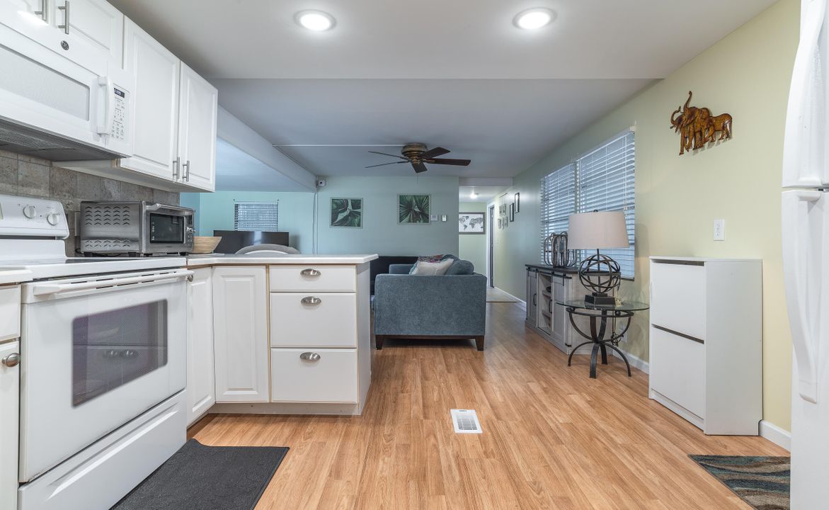 For Sale: $160,000 (2 beds, 2 baths, 818 Square Feet)