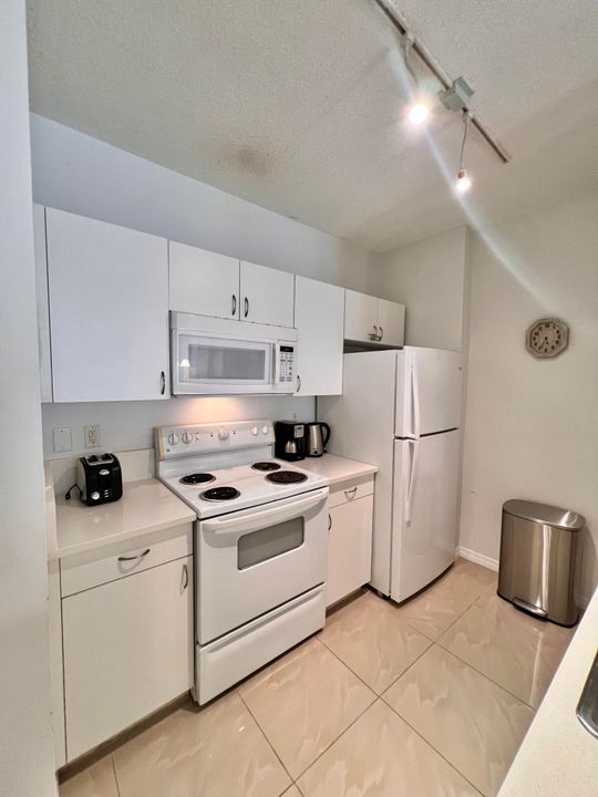 Active With Contract: $2,400 (1 beds, 1 baths, 756 Square Feet)