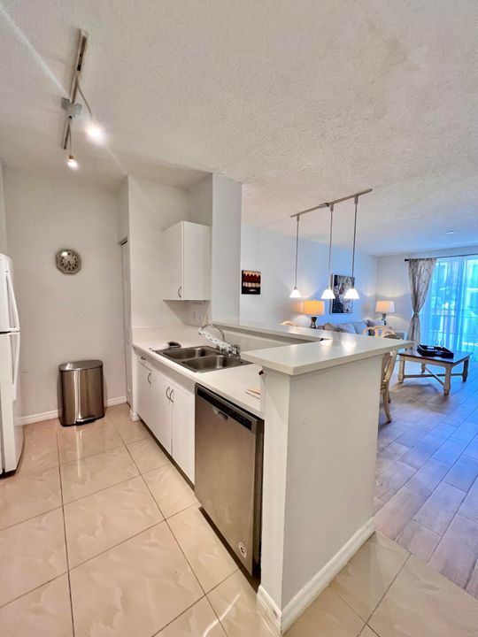 Active With Contract: $2,400 (1 beds, 1 baths, 756 Square Feet)