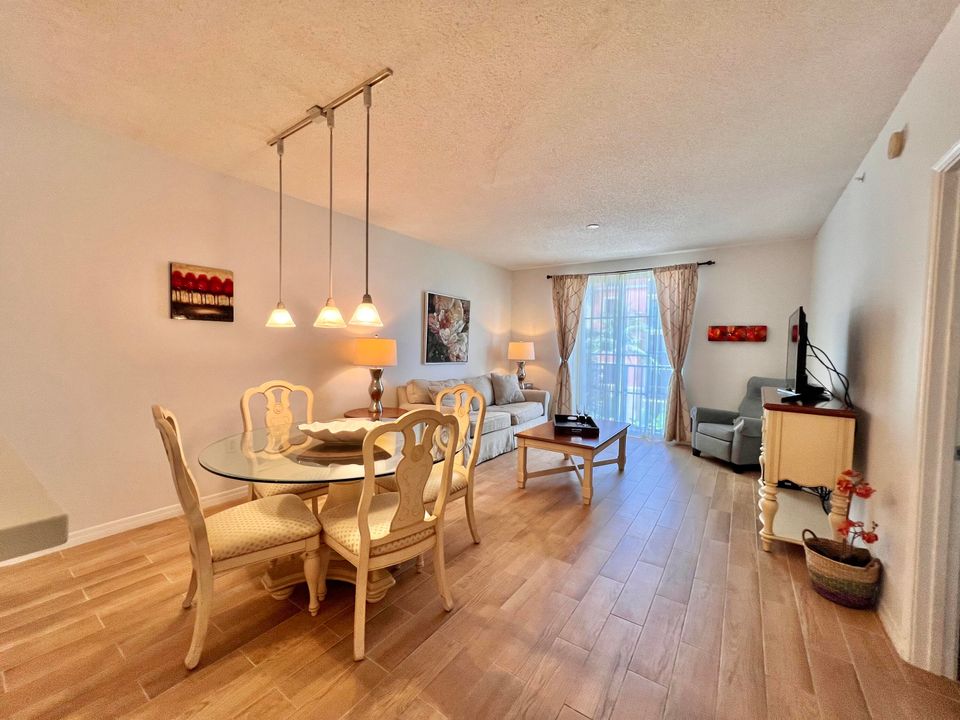 Active With Contract: $2,400 (1 beds, 1 baths, 756 Square Feet)