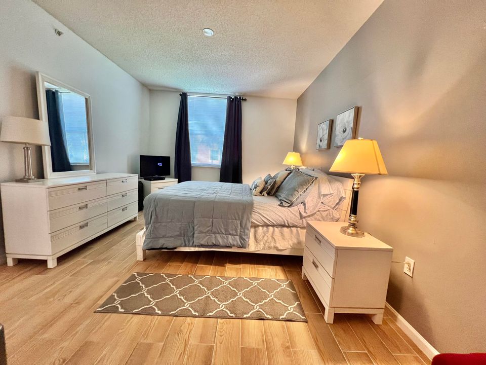 Active With Contract: $2,400 (1 beds, 1 baths, 756 Square Feet)