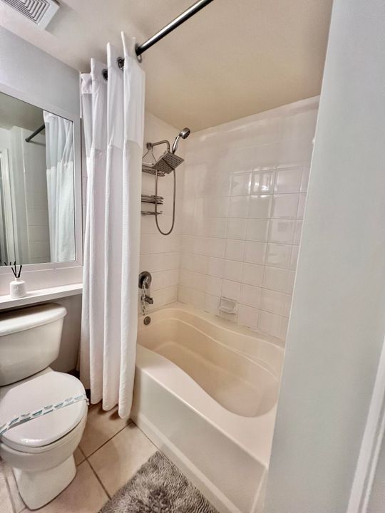 Active With Contract: $2,400 (1 beds, 1 baths, 756 Square Feet)