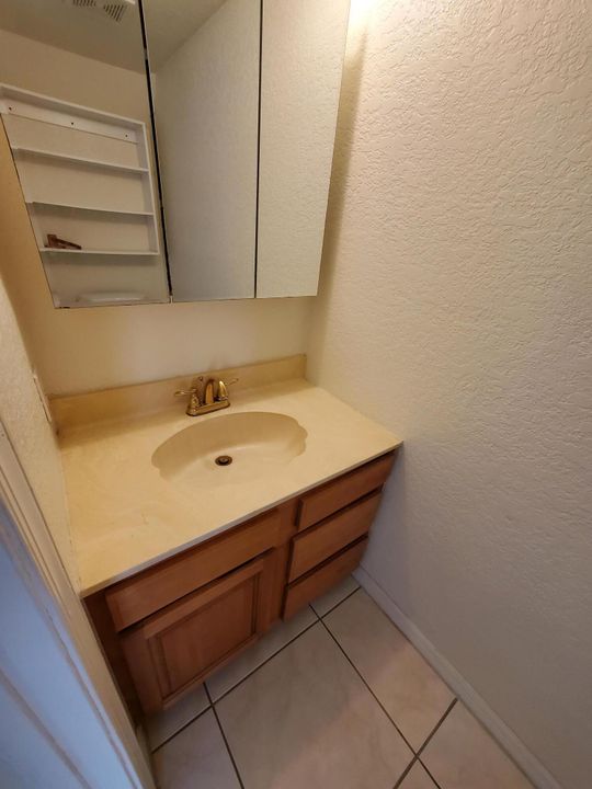 For Rent: $1,550 (1 beds, 1 baths, 2958 Square Feet)
