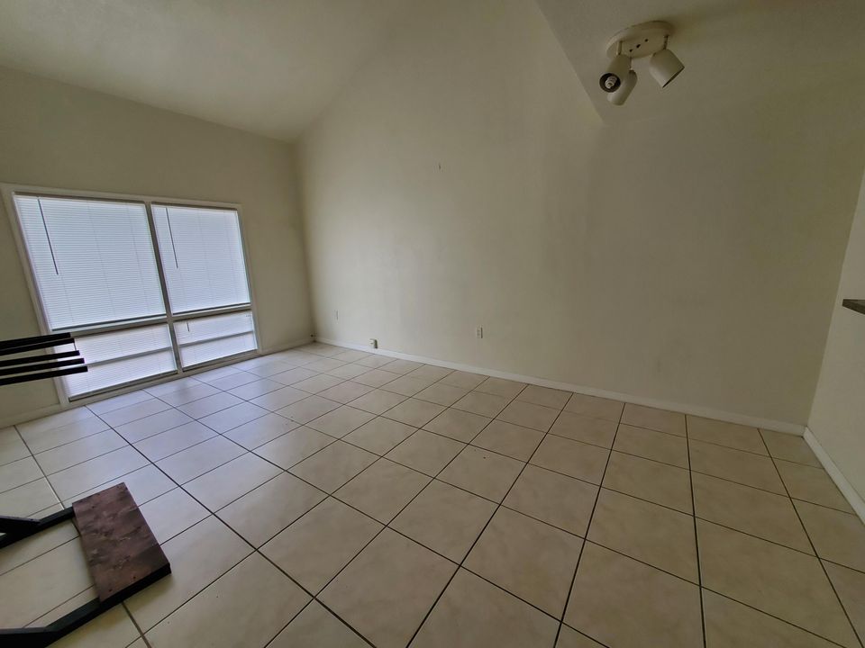 For Rent: $1,550 (1 beds, 1 baths, 2958 Square Feet)