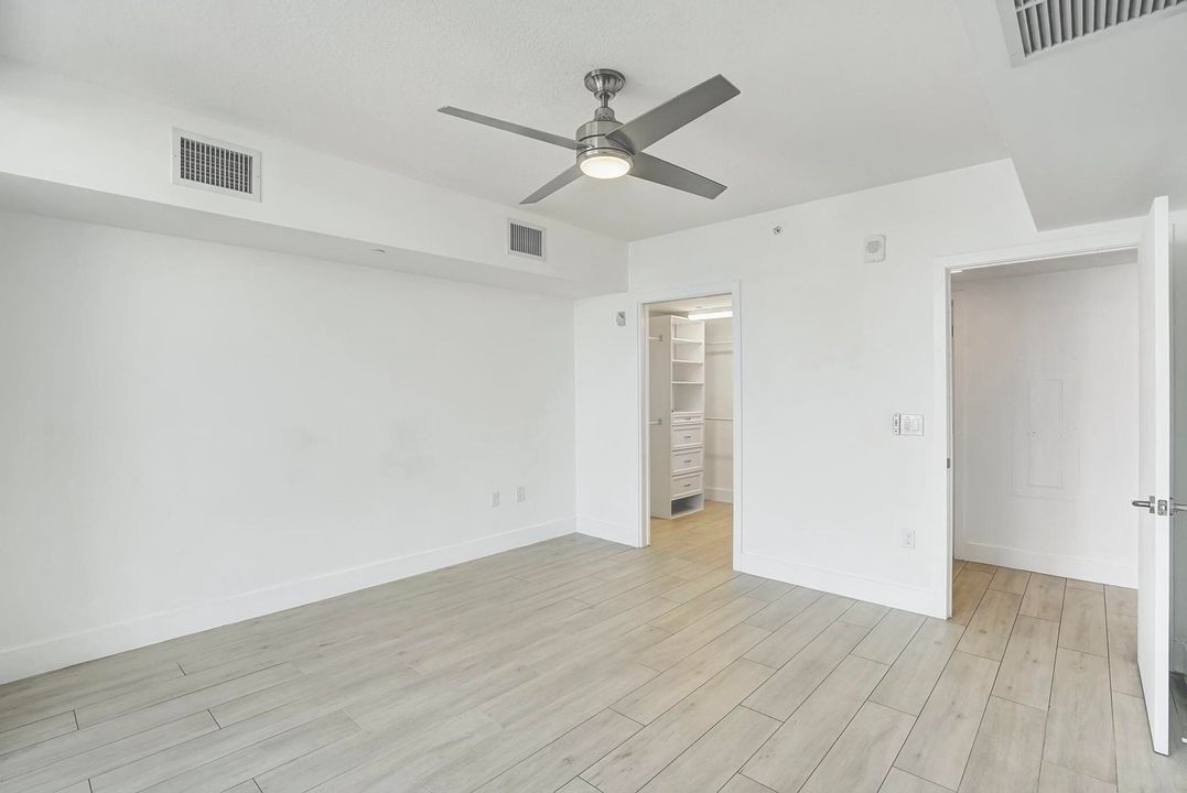 Active With Contract: $3,700 (1 beds, 1 baths, 794 Square Feet)