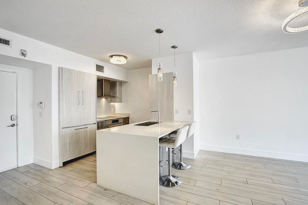 Active With Contract: $3,700 (1 beds, 1 baths, 794 Square Feet)