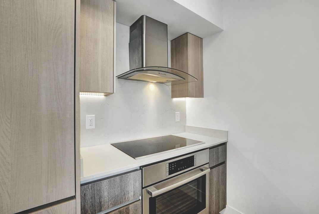 Active With Contract: $3,700 (1 beds, 1 baths, 794 Square Feet)