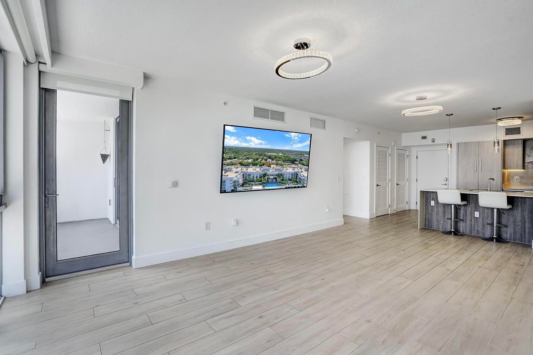 Active With Contract: $3,700 (1 beds, 1 baths, 794 Square Feet)