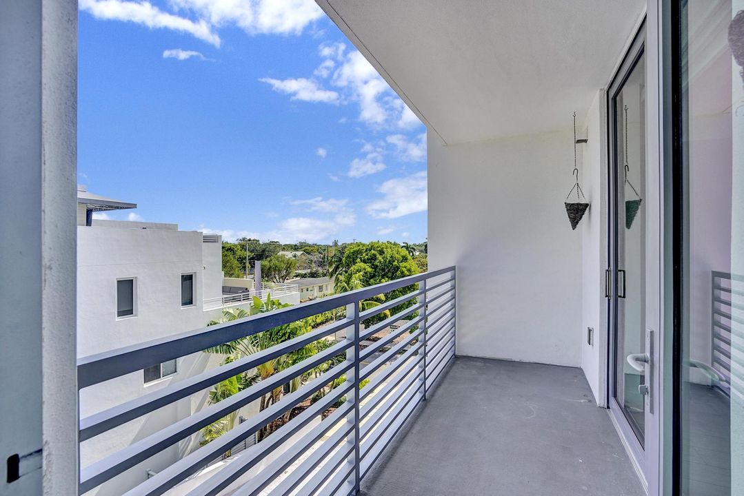 Active With Contract: $3,700 (1 beds, 1 baths, 794 Square Feet)