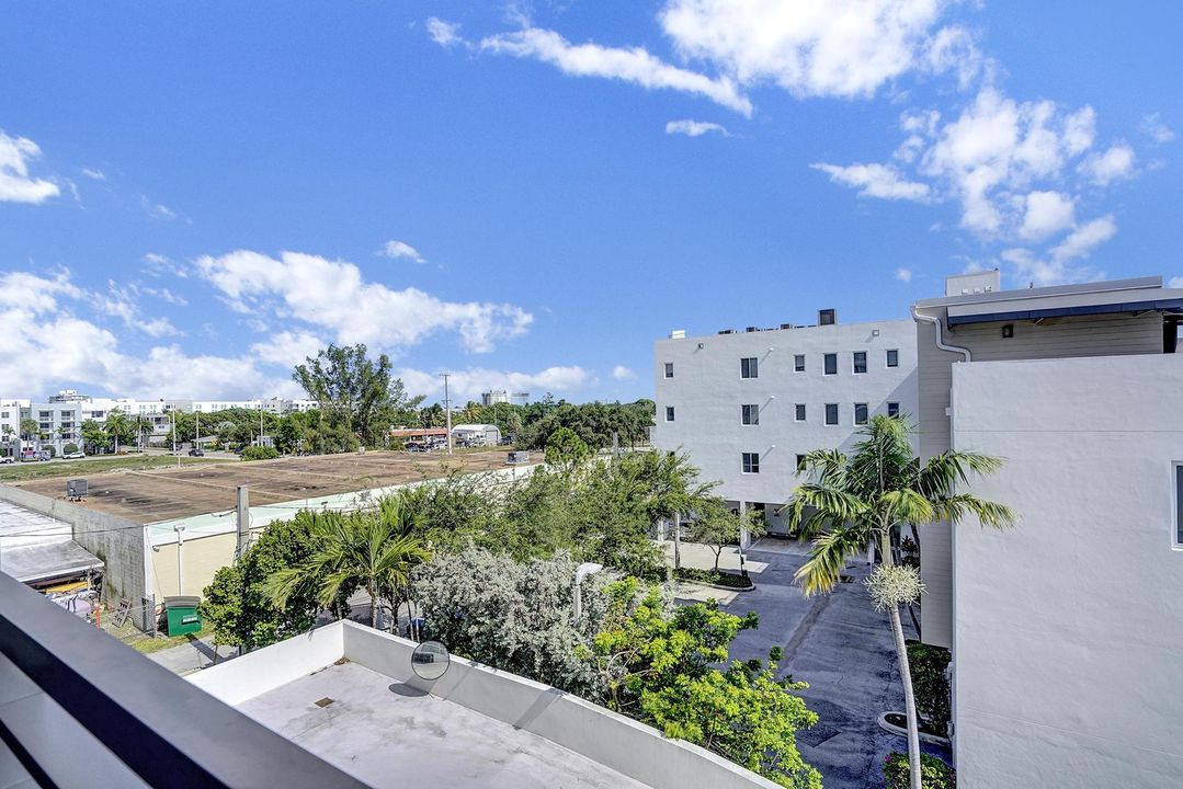 Active With Contract: $3,700 (1 beds, 1 baths, 794 Square Feet)