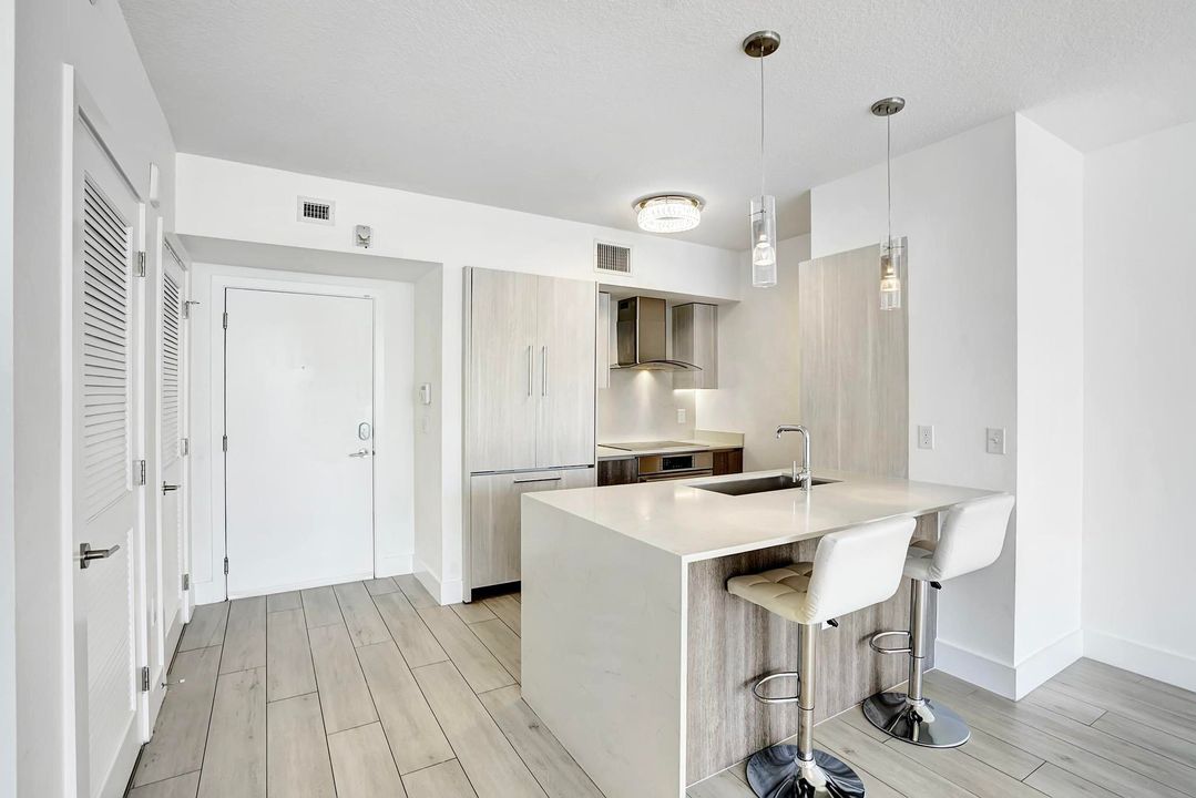 Active With Contract: $3,700 (1 beds, 1 baths, 794 Square Feet)