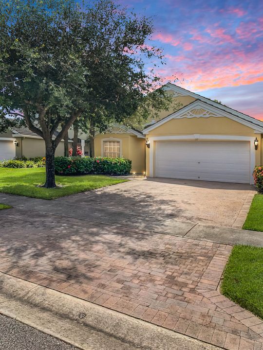 Active With Contract: $3,200 (3 beds, 2 baths, 1613 Square Feet)