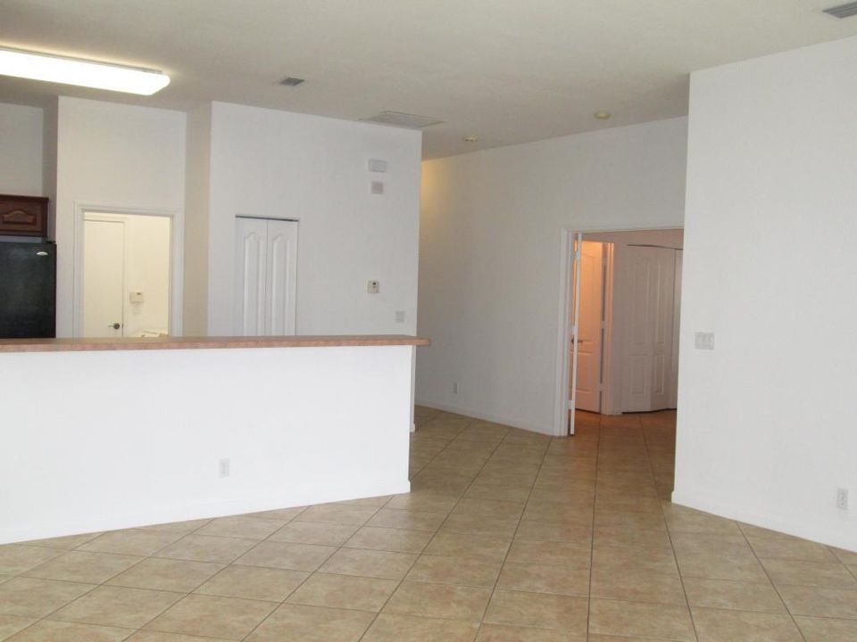 Active With Contract: $3,200 (3 beds, 2 baths, 1613 Square Feet)