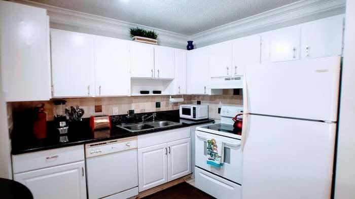 Active With Contract: $1,950 (1 beds, 1 baths, 740 Square Feet)