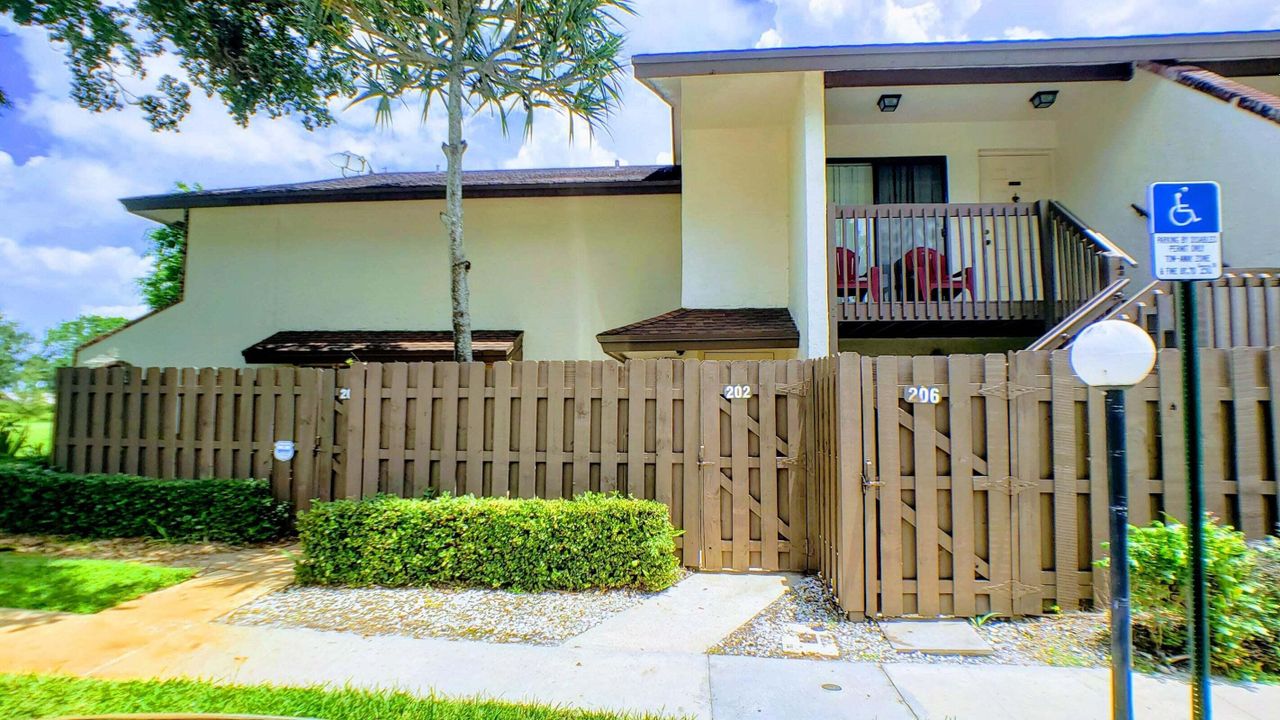 Active With Contract: $1,950 (1 beds, 1 baths, 740 Square Feet)