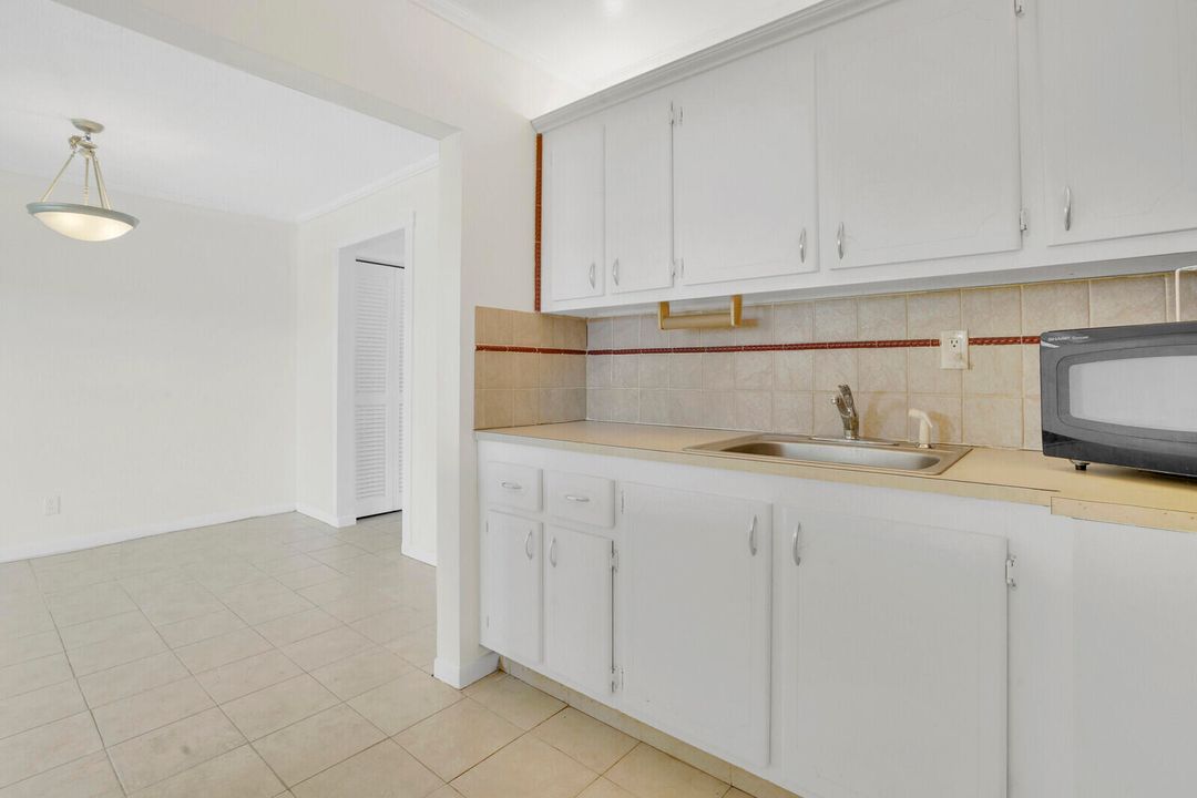 For Sale: $79,900 (1 beds, 1 baths, 684 Square Feet)