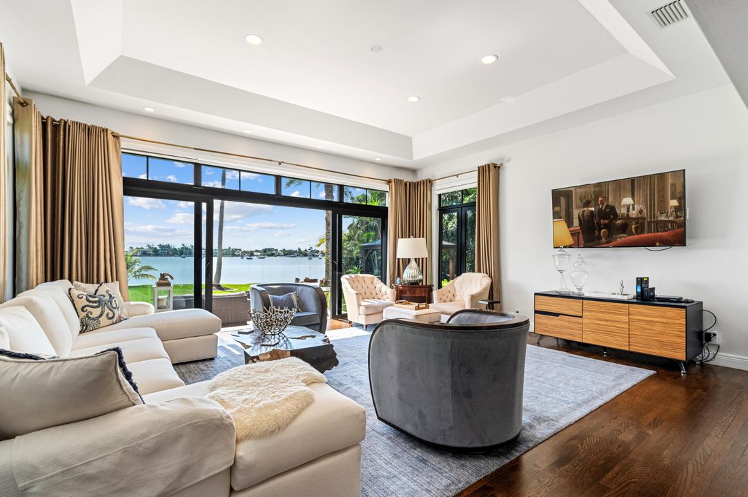 For Sale: $3,695,000 (2 beds, 3 baths, 1274 Square Feet)