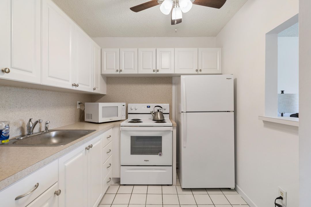 For Sale: $149,900 (1 beds, 1 baths, 587 Square Feet)