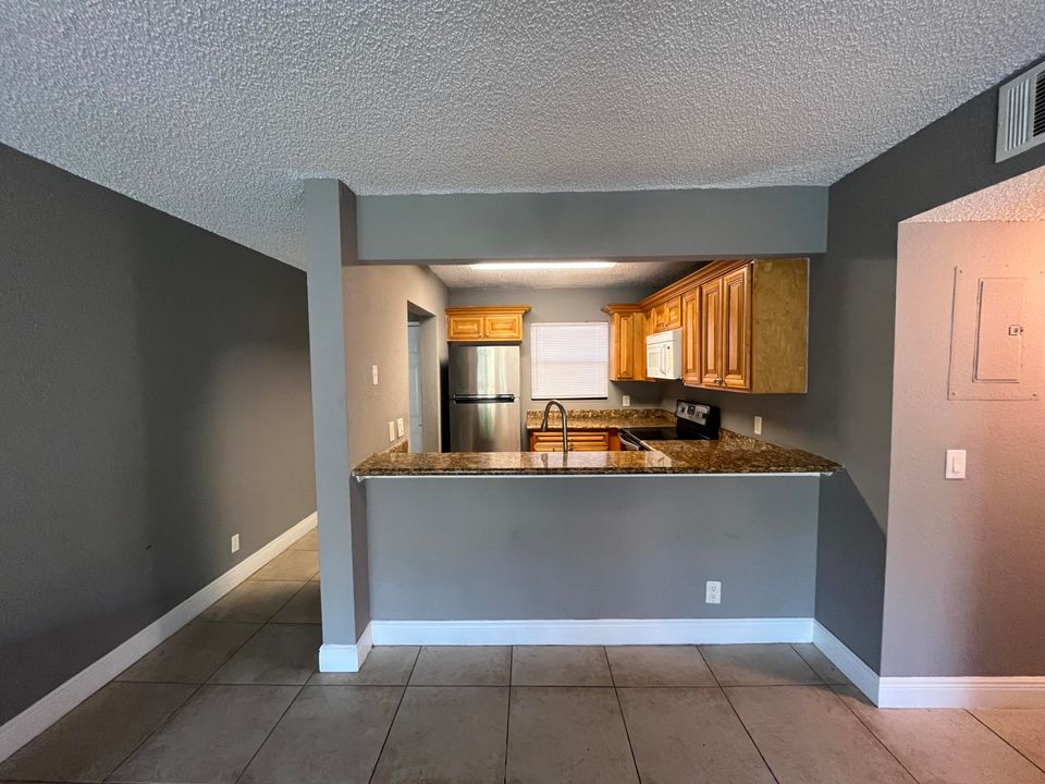 Active With Contract: $2,000 (2 beds, 2 baths, 904 Square Feet)