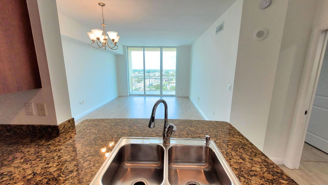 Active With Contract: $1,995 (1 beds, 1 baths, 805 Square Feet)