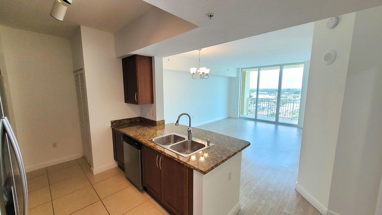 Active With Contract: $1,995 (1 beds, 1 baths, 805 Square Feet)