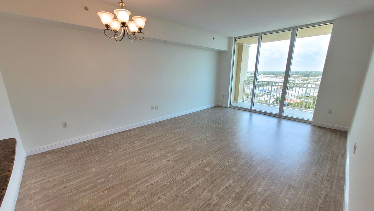 Active With Contract: $1,995 (1 beds, 1 baths, 805 Square Feet)