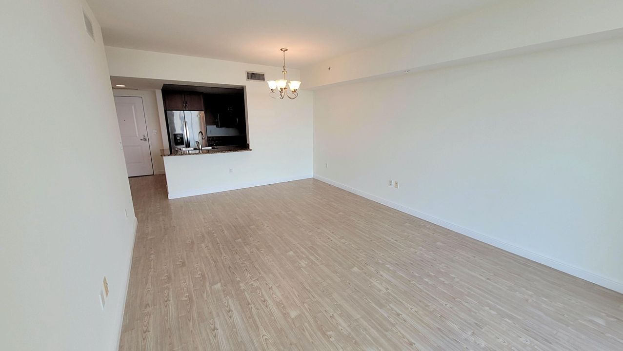 Active With Contract: $1,995 (1 beds, 1 baths, 805 Square Feet)