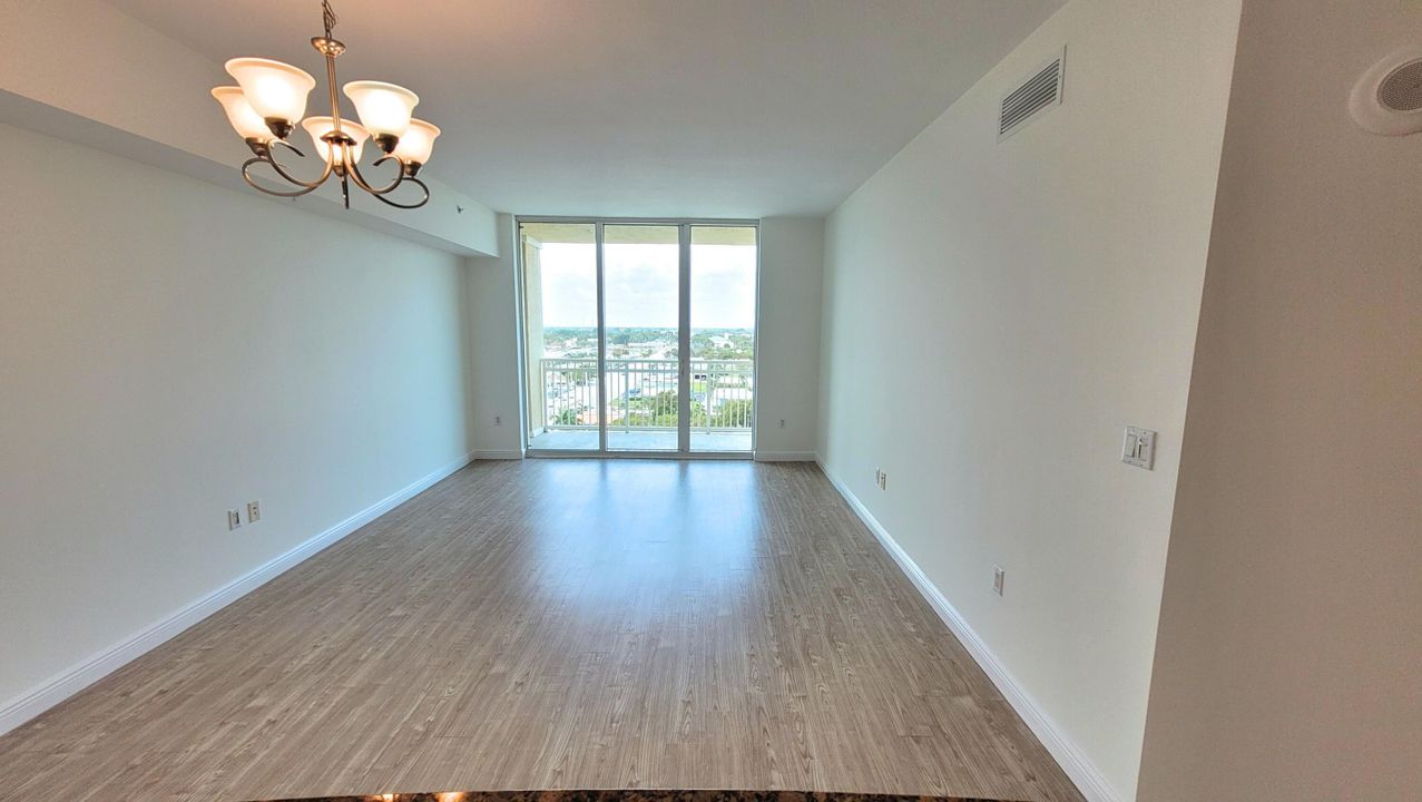 Active With Contract: $1,995 (1 beds, 1 baths, 805 Square Feet)