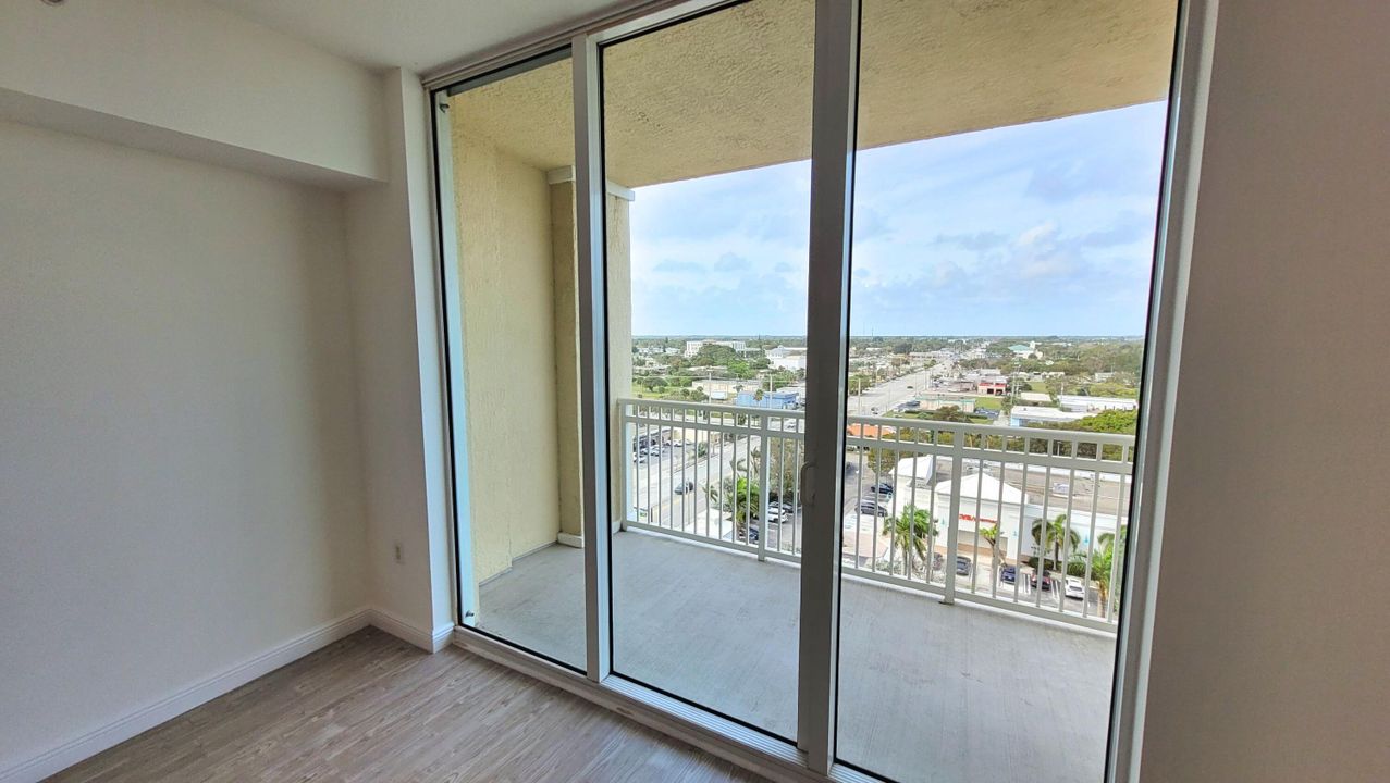 Active With Contract: $1,995 (1 beds, 1 baths, 805 Square Feet)